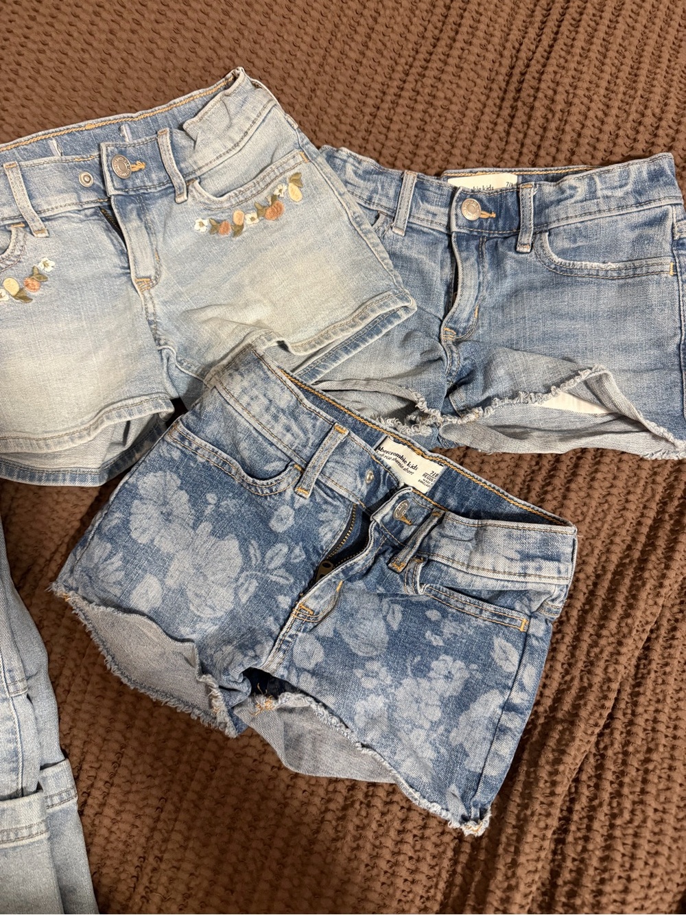 Abercrombie kids 7/8  Light Blue and Medium Blue Denim Shorts (3-Pack)